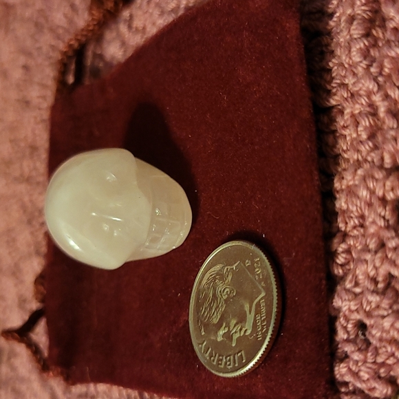 Mini Rose Quartz Skull - Picture 5 of 8
